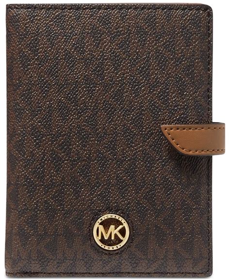 pass größe michael kors|Heritage Medium Logo Passport Wallet .